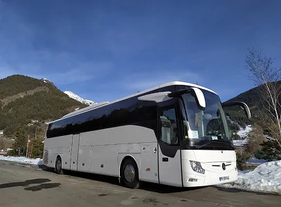 bus blanc dans les montagnes