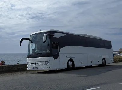bus blanc au bord de la mer
